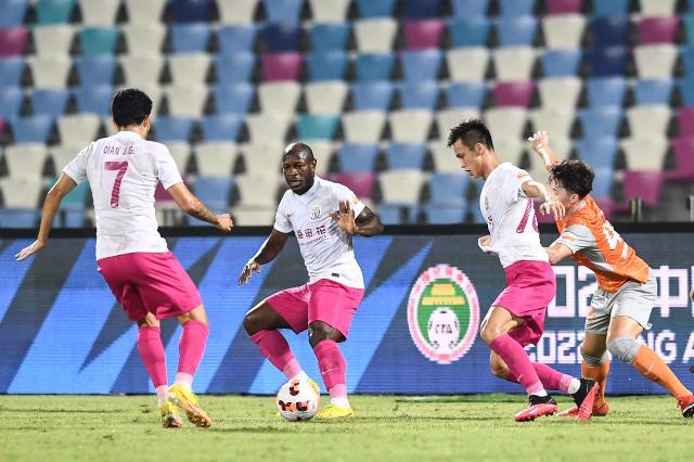 申花输出巴索戈的“深思”:为何危局下仍能独树一帜